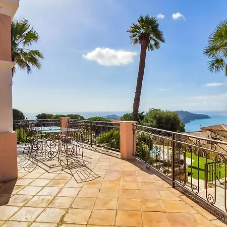 Stunning Seaview Villa. Sur 别墅